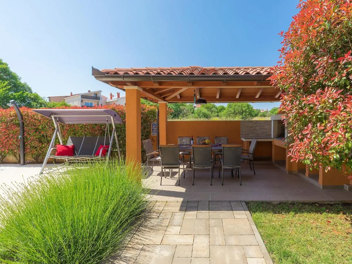 Holiday Home Linden Tree By Interhome Pola